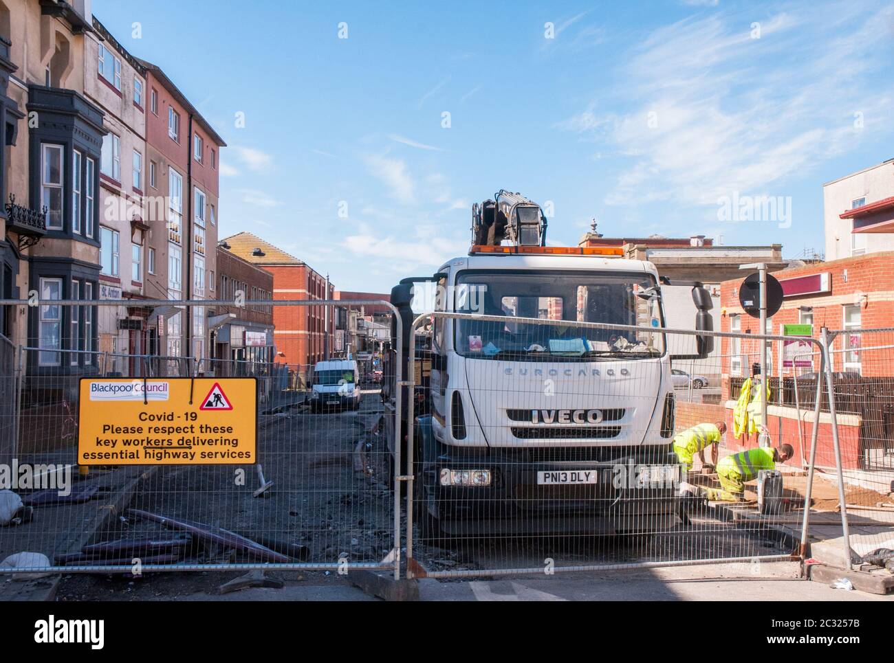 Blackpool Council Schlüsselarbeiter, die Blockade während soziale Distanzierung 2 Meter auseinander gegen Covid 19. Blackpool Lancashire England Vereinigtes Königreich Stockfoto