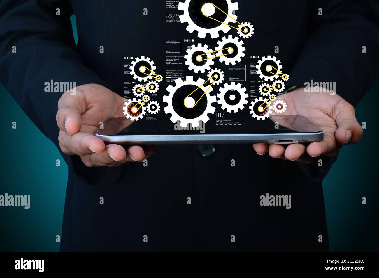 Digitale Tablet in der Hand und Zahnräder Stockfoto