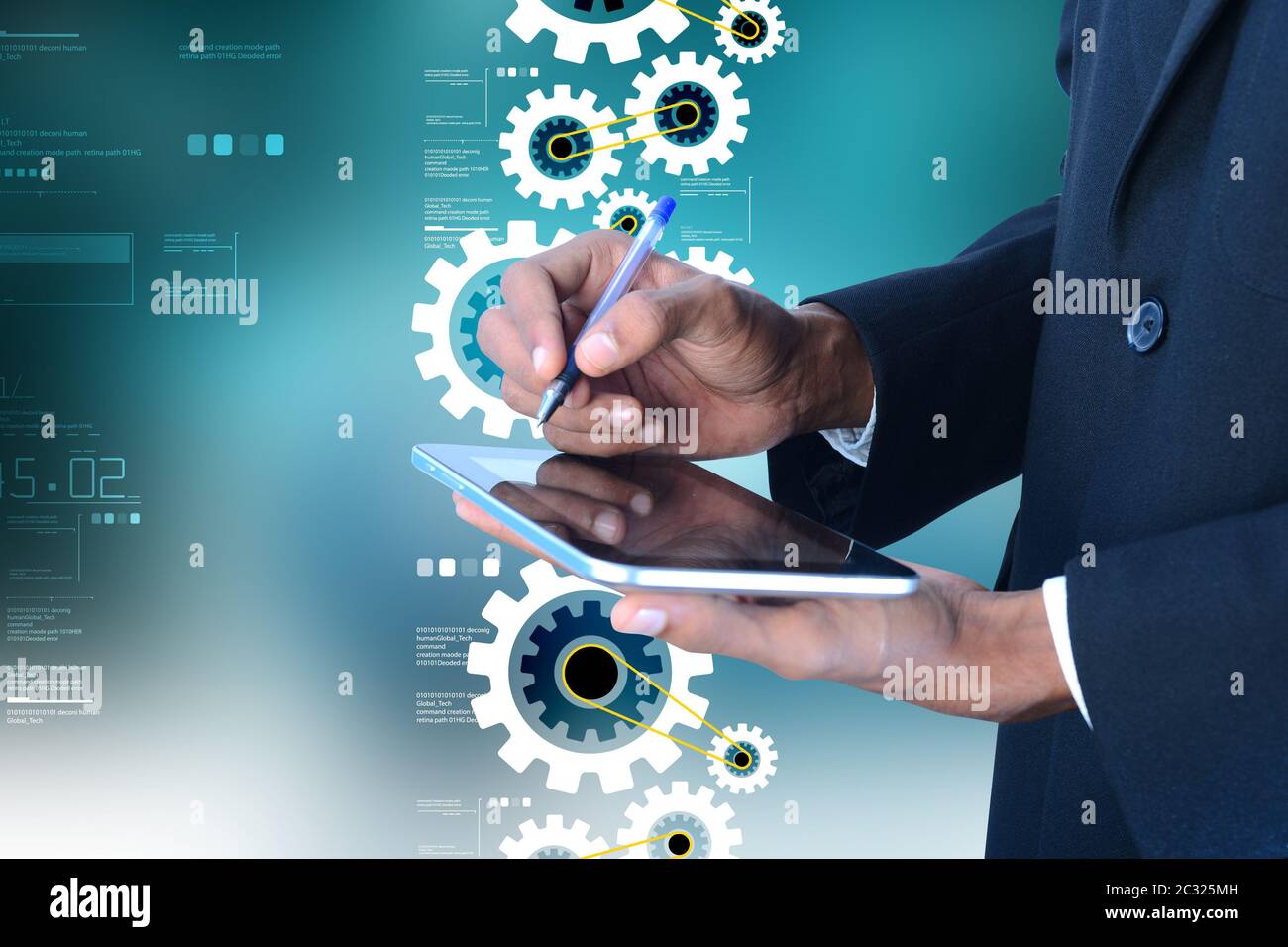 Digitale Tablet in der Hand und Zahnräder Stockfoto