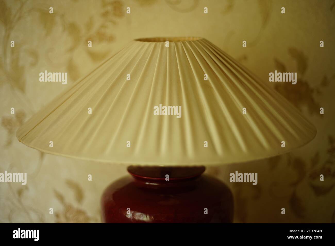 Tischlampe mit gefaltetteten Lampenschirm in einem Tagesraum, Nahaufnahme Stockfoto