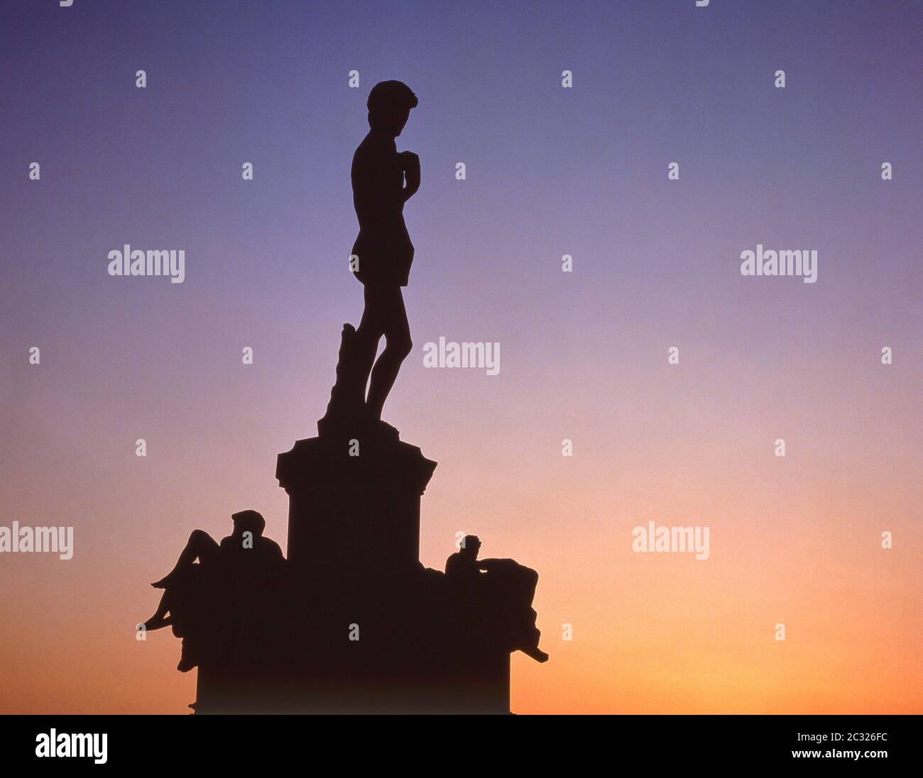 Michelangelos 'Statue of David' bei Sonnenuntergang, Piazzale Michelangelo, Florenz (Firenze), Toskana Region, Italien Stockfoto