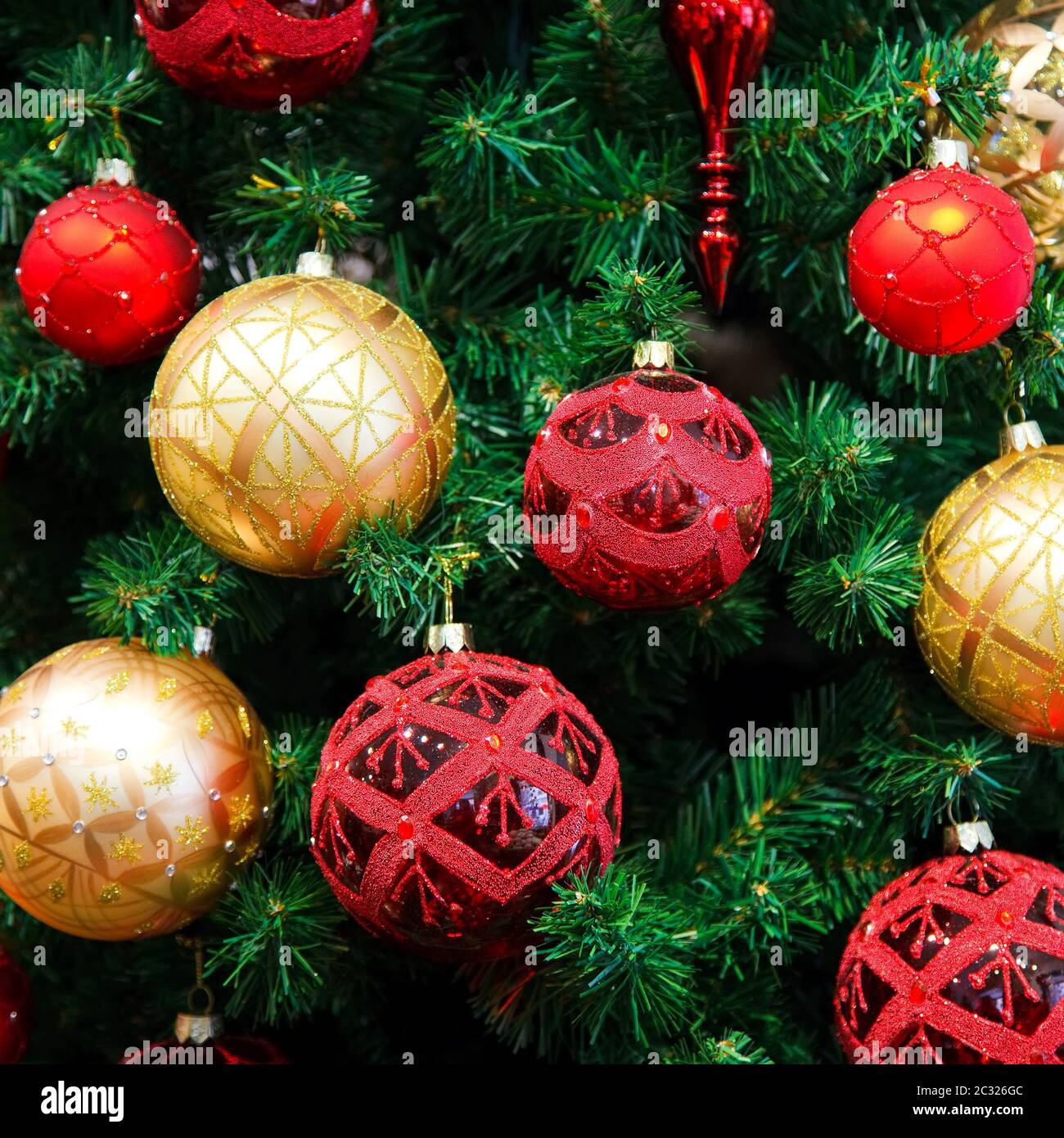 Weihnachtskugeln auf Weihnachtsbaum Stockfoto