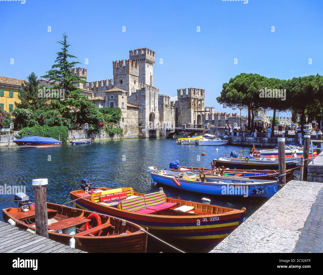 Boat Harbour und 13. Jahrhundert Scaliger Burg in Sirmione, Gardasee, Provinz Brescia, Lombardei, Italien Stockfoto