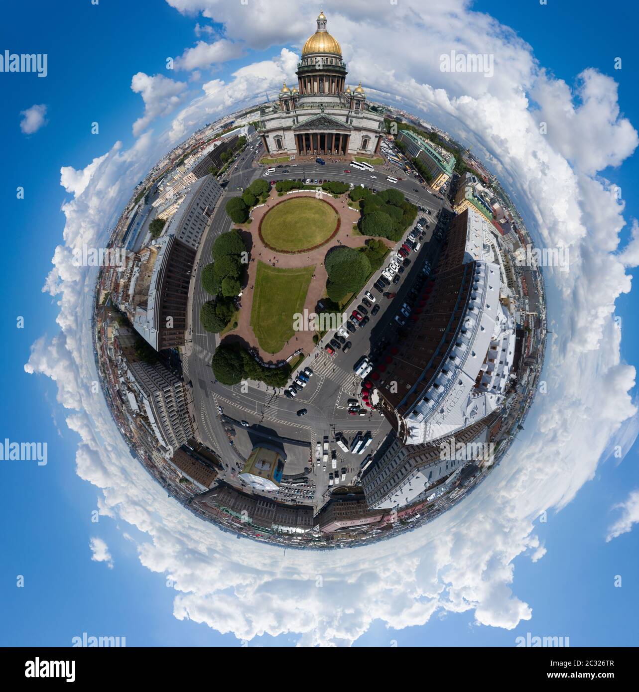 Russland, St.Petersburg, 03. Juli 2019: Luftbild des Isaac-Platzes und der Kathedrale bei Tag, der Planet, Panoramabild der Stadt, Stadtbild Stockfoto