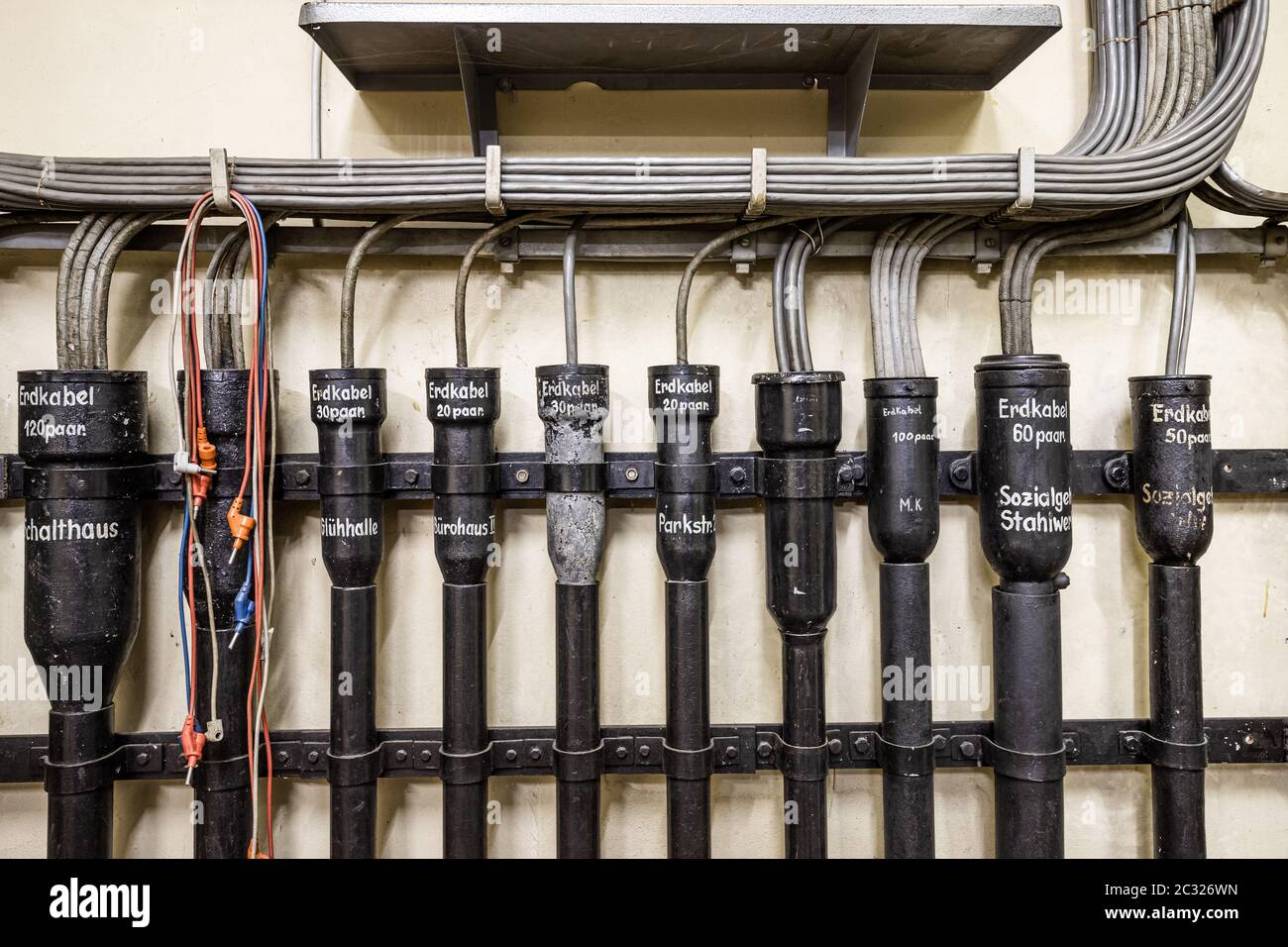 Alte Kabelabschlüsse für das Kabelsystem Telefonkabel Stockfoto