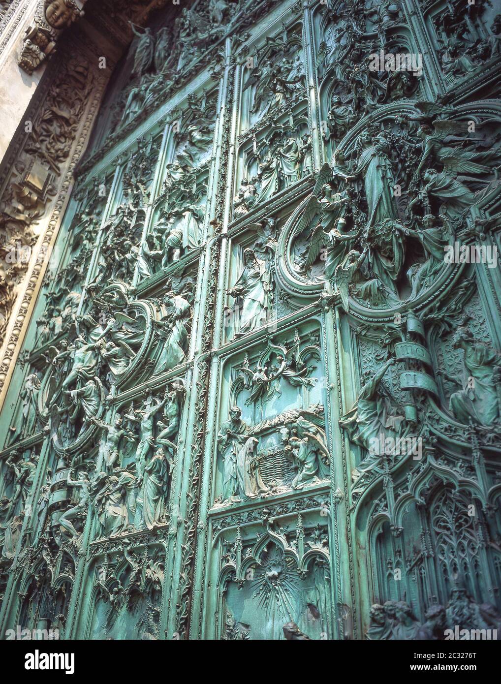 Detail auf Bronze Zentraltür des Duomo di Milano (Mailänder Dom), Piazza del Duomo, Milano (Mailand), Lombardei Region, Italien Stockfoto