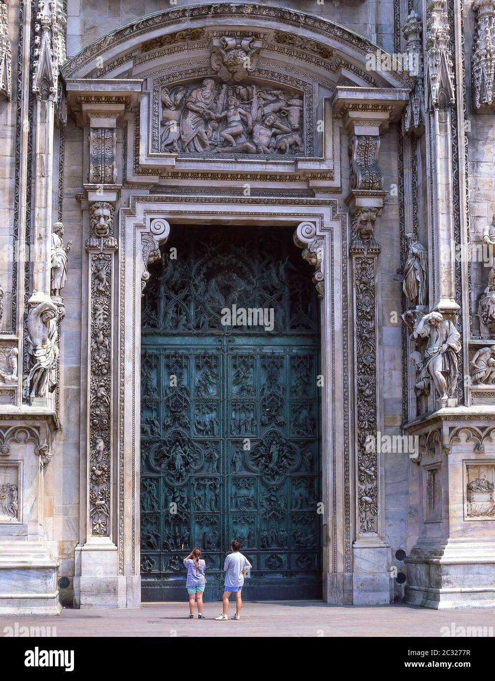 Bronze zentrale Tür an der Fassade des Duomo di Milano (Mailänder Dom), Piazza del Duomo, Mailand (Mailand), Lombardei Region, Italien Stockfoto