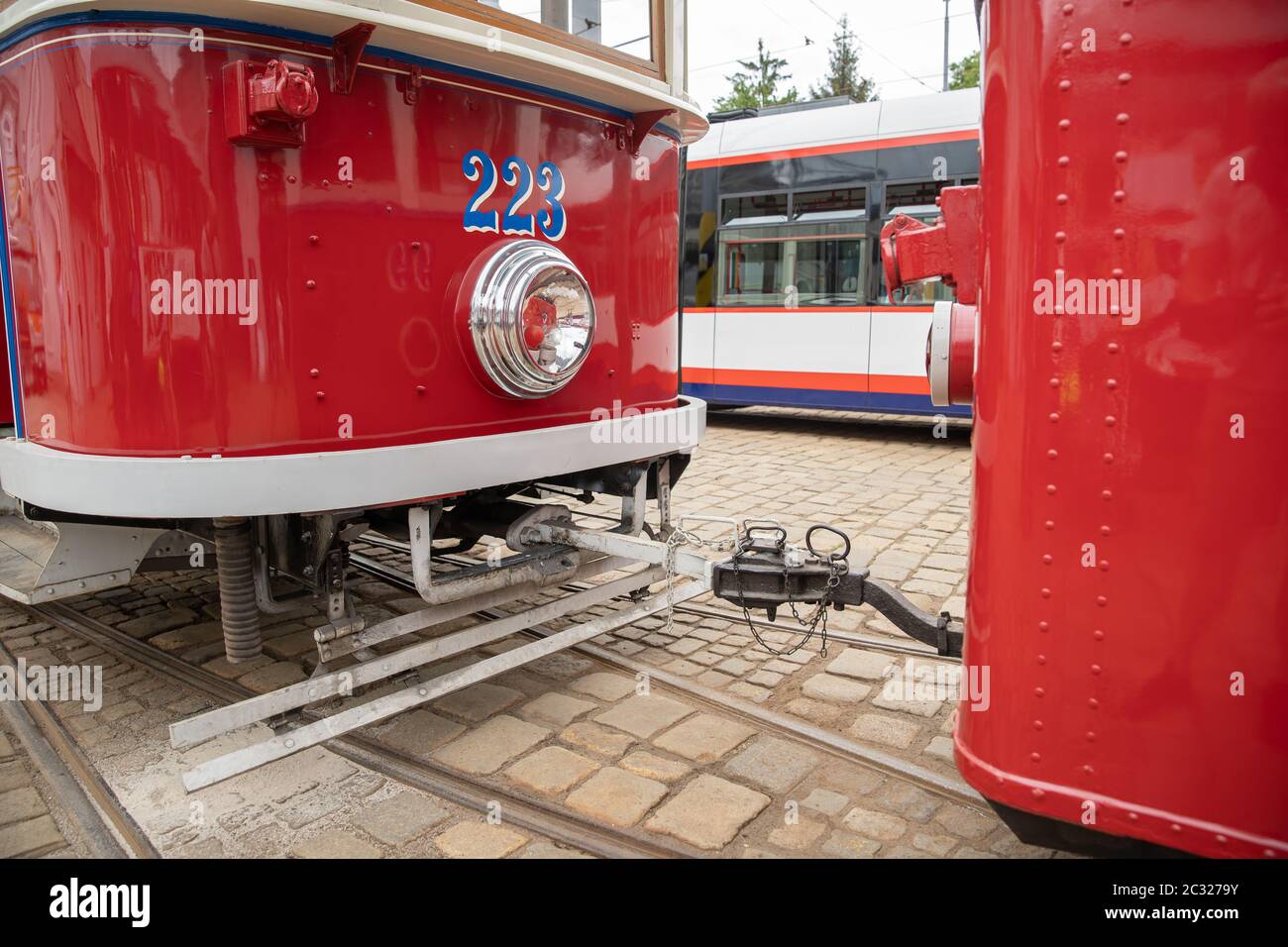 Busse und Straßenbahnen im Depot für die Wartung und die Vorbereitung für die Fahrt durch die Stadt Stockfoto