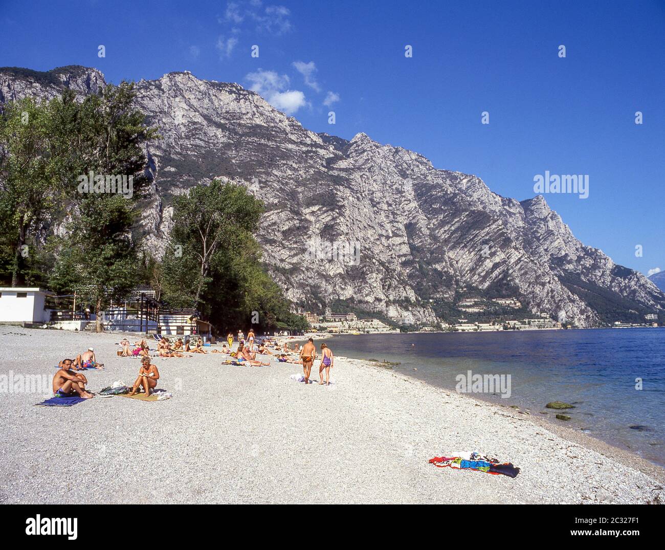 Strand am Ufer des Gardasees, Sirmione, Provinz Brescia, Region Lombardei, Italien Stockfoto
