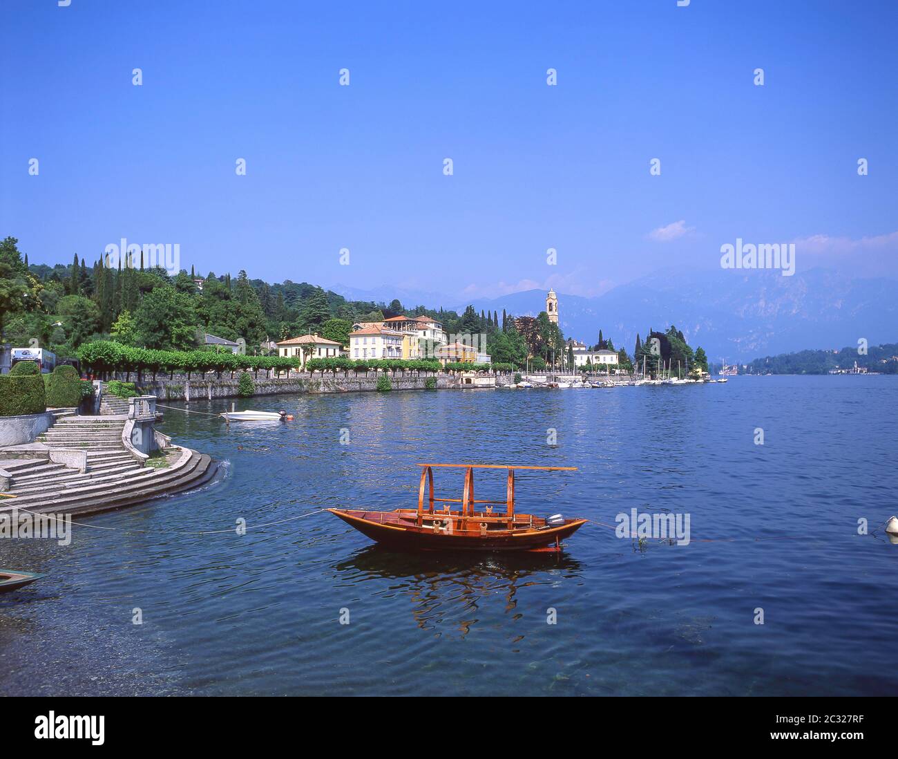 Traditionelles Holzboot, das am Comer See, Tremezzo, Provinz Como, Lombardei Region, Italien festgemacht ist Stockfoto