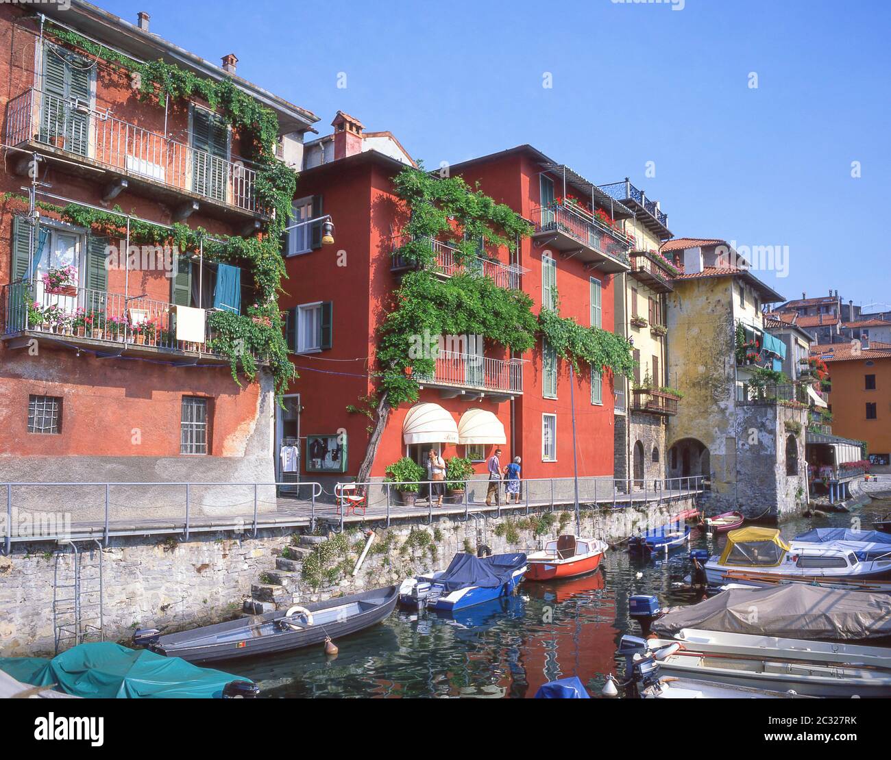 Boote in Hafen, Varenna, Comer See, Provinz Lecco, Lombardei Region, Italien Stockfoto