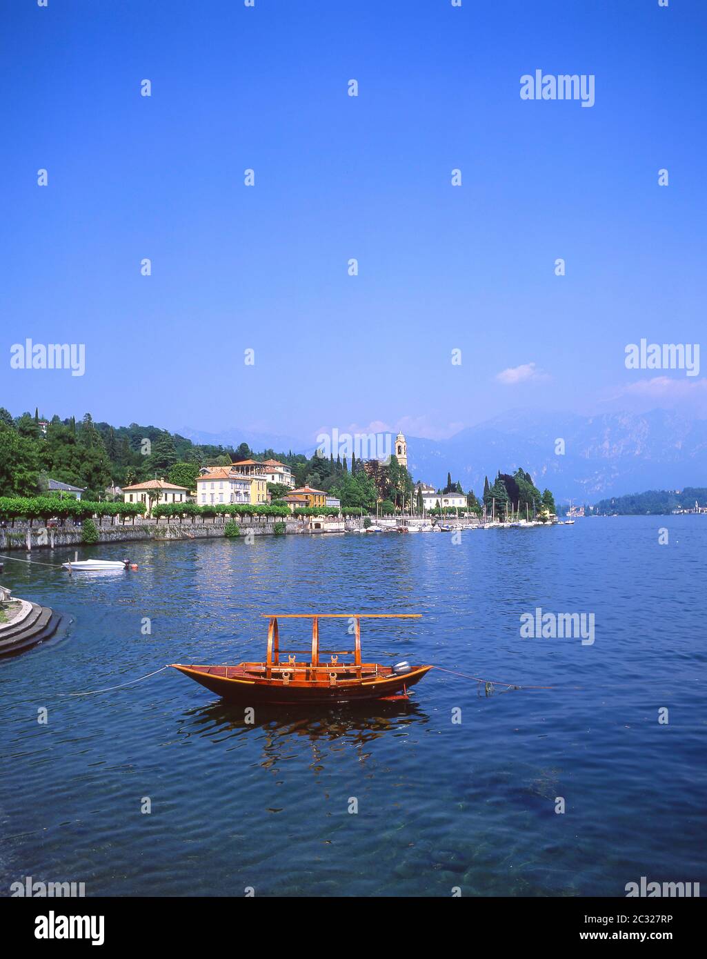 Traditionelles Holzboot, das am Comer See, Tremezzo, Provinz Como, Lombardei Region, Italien festgemacht ist Stockfoto