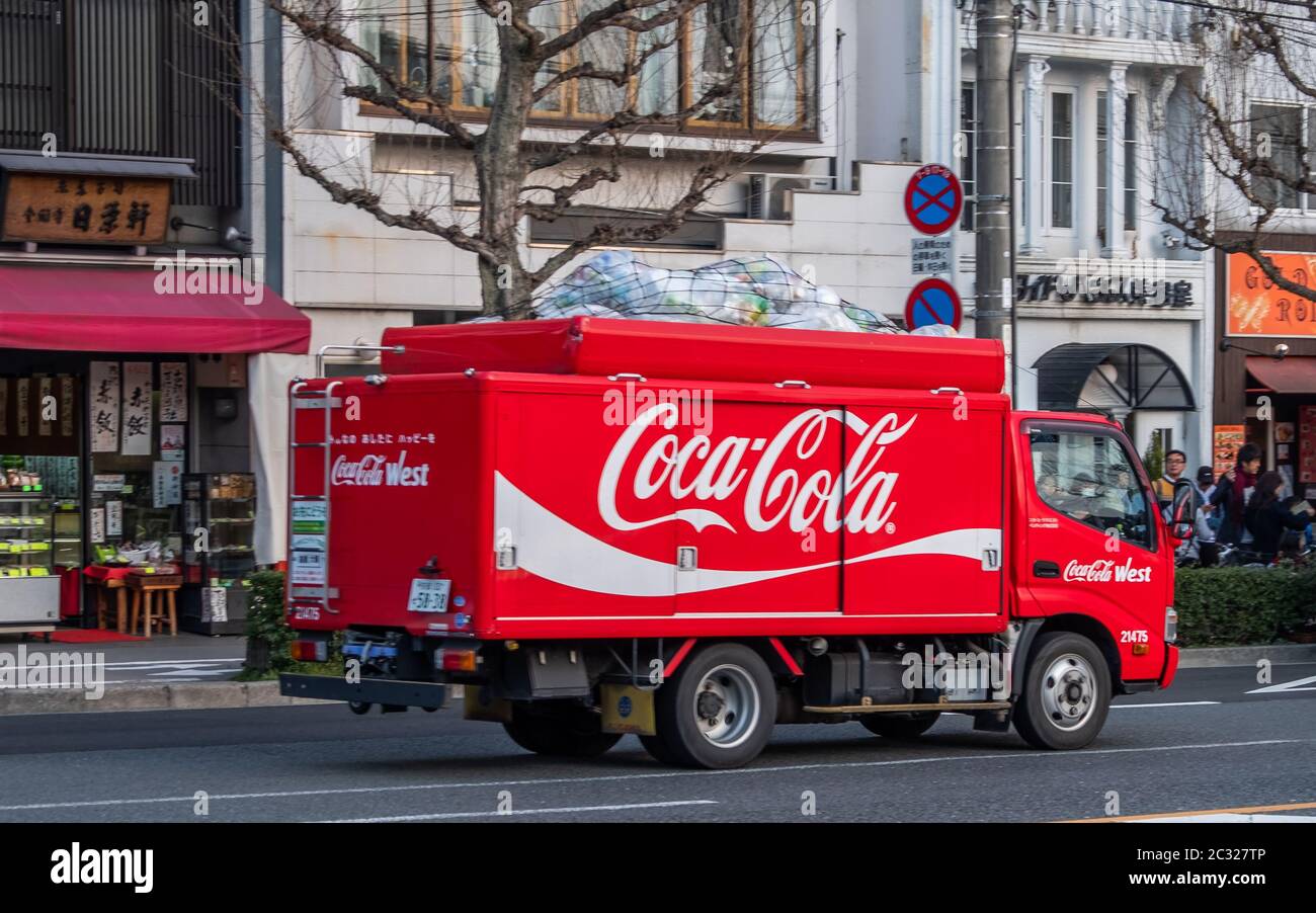 Coca-Cola Lieferwagen in der Straße von Kyoto, Japan Stockfoto