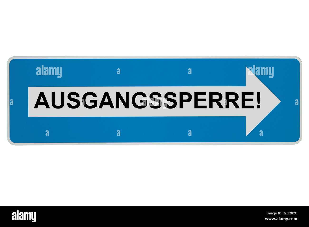 Konzept: Aussgangsperre in deutscher Sprache bedeutet Curfew - Pfeil-Road-Zeichen auf weißem Hintergrund Stockfoto