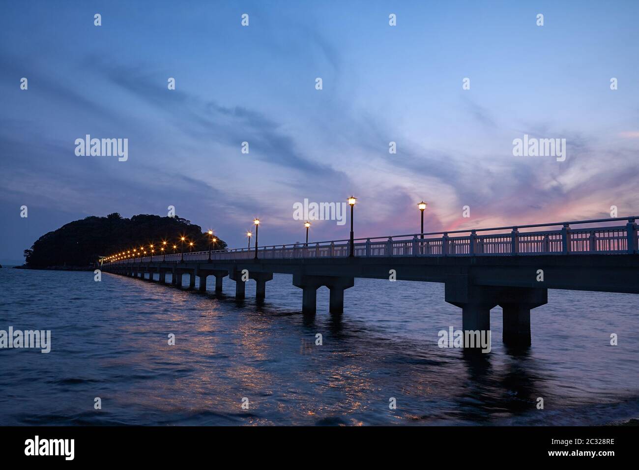 Nachtansicht auf der Brücke von Take Island nach Gamagori, Japan Stockfoto