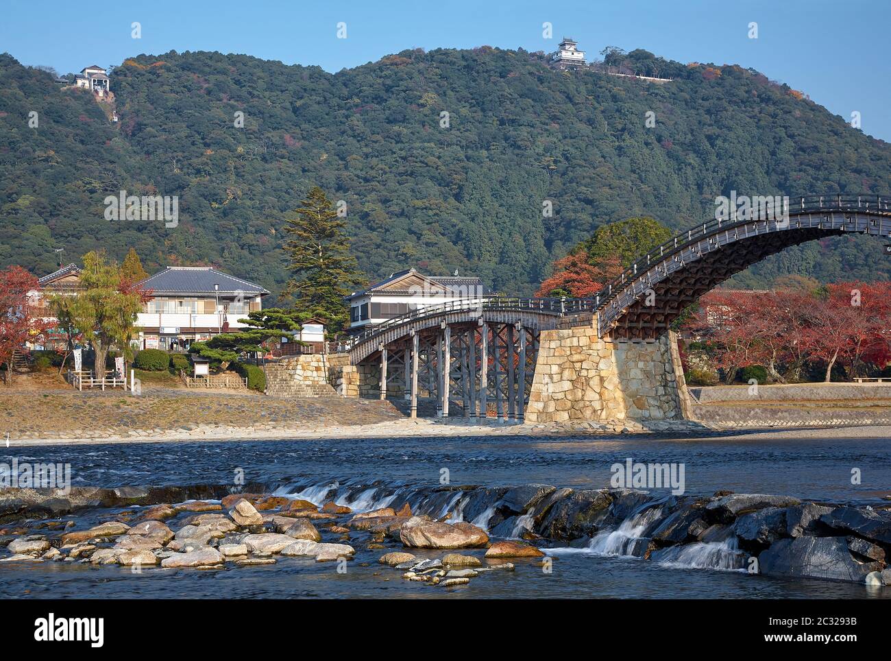 Kintai Brücke in Iwakuni Stadt im Herbst, Japan Stockfoto