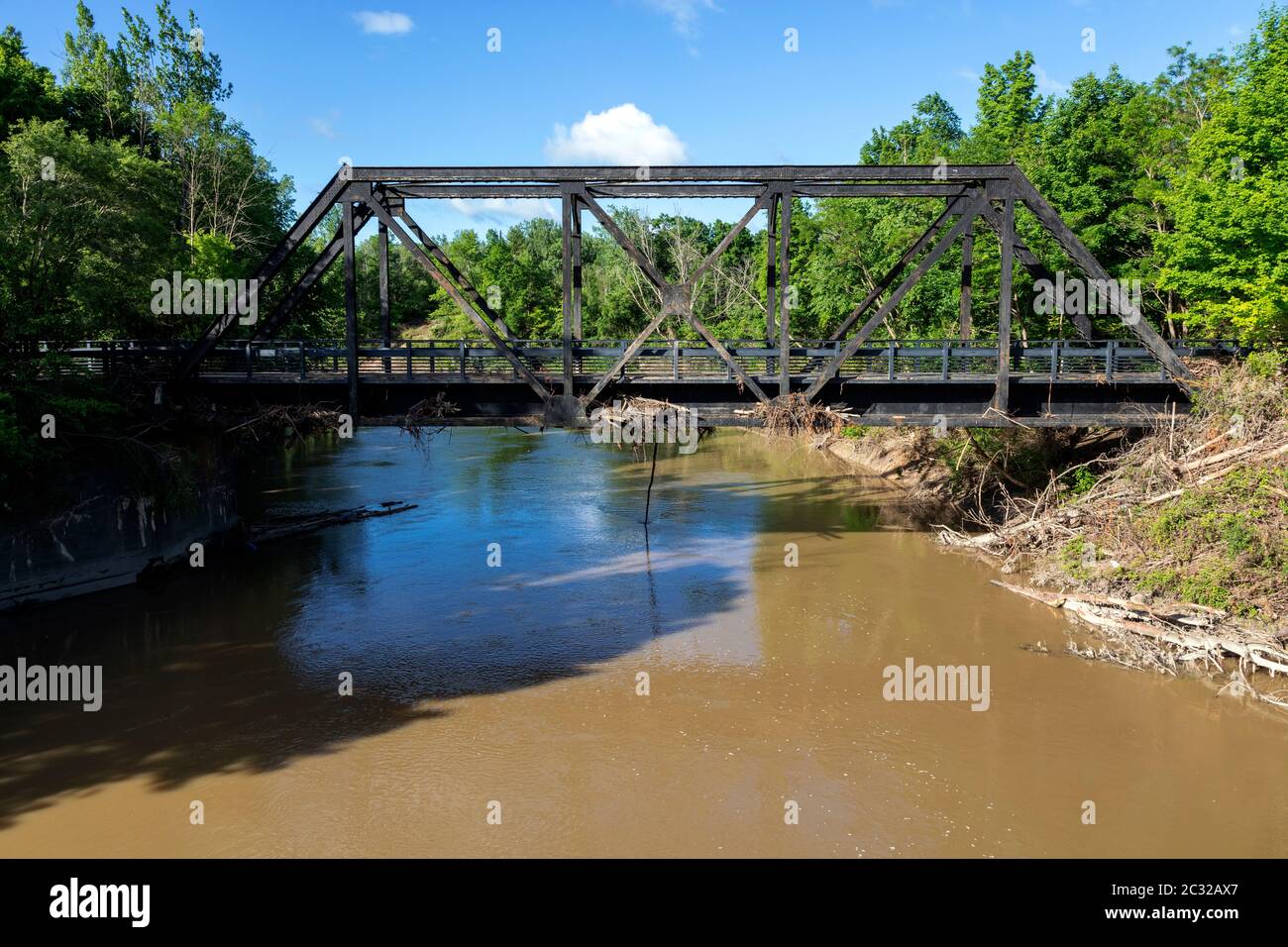 Eisenbahnbrücke, Tittabawassee River, Hochwasserschaden, Sanford, Michigan, USA. 6-11-2020, ursprüngliche Staudamm Breech und Überschwemmung aufgetreten 5-20-2020, von James D. Stockfoto