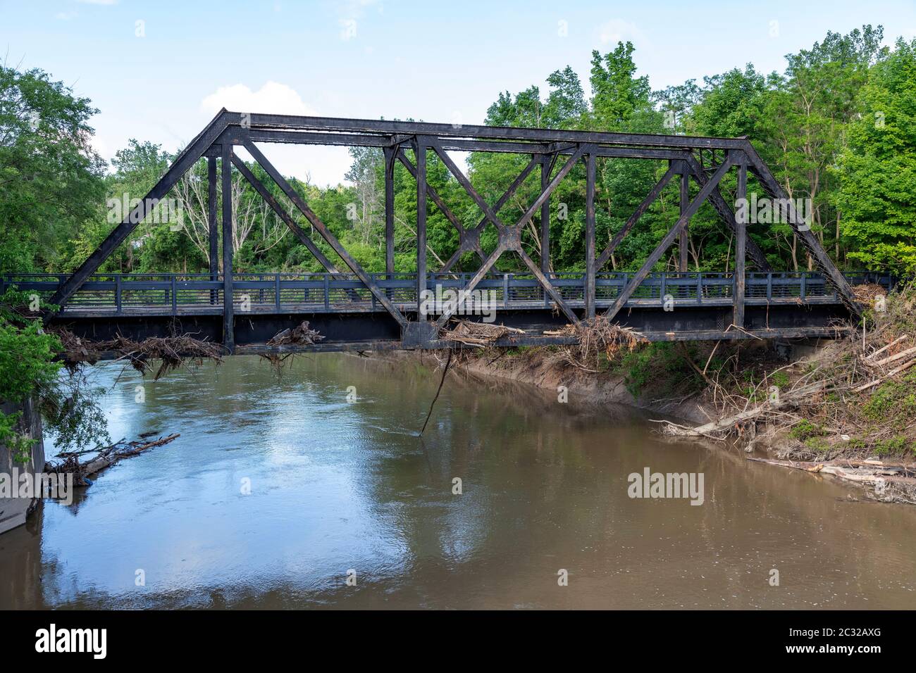 Eisenbahnbrücke, Tittabawassee River, Hochwasserschaden, Sanford, Michigan, USA. 6-11-2020, ursprüngliche Staudamm Breech und Überschwemmung aufgetreten 5-20-2020, von James D. Stockfoto