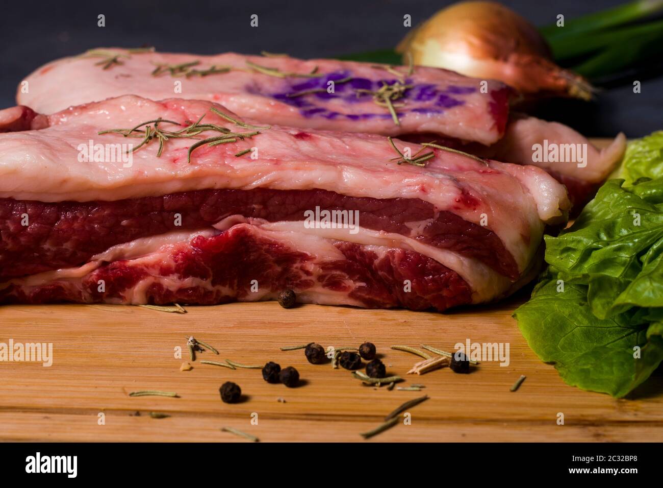 Argentinisches rohes Fleisch auf einem Holztisch. Nährstoffreiche Nahrung Stockfoto