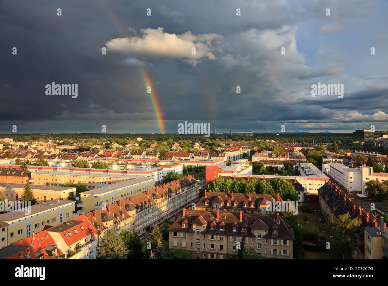 Regenbogen über Niederrad, Frankfurt Stockfoto