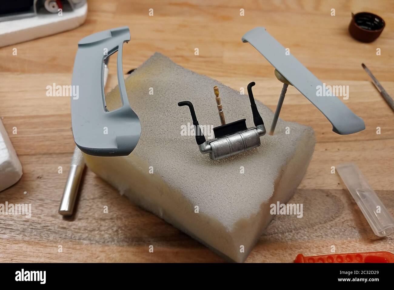 Modellierung von Skalenmodellen. Lackspoiler, Kofferraumdeckel und Schalldämpfer. Stockfoto