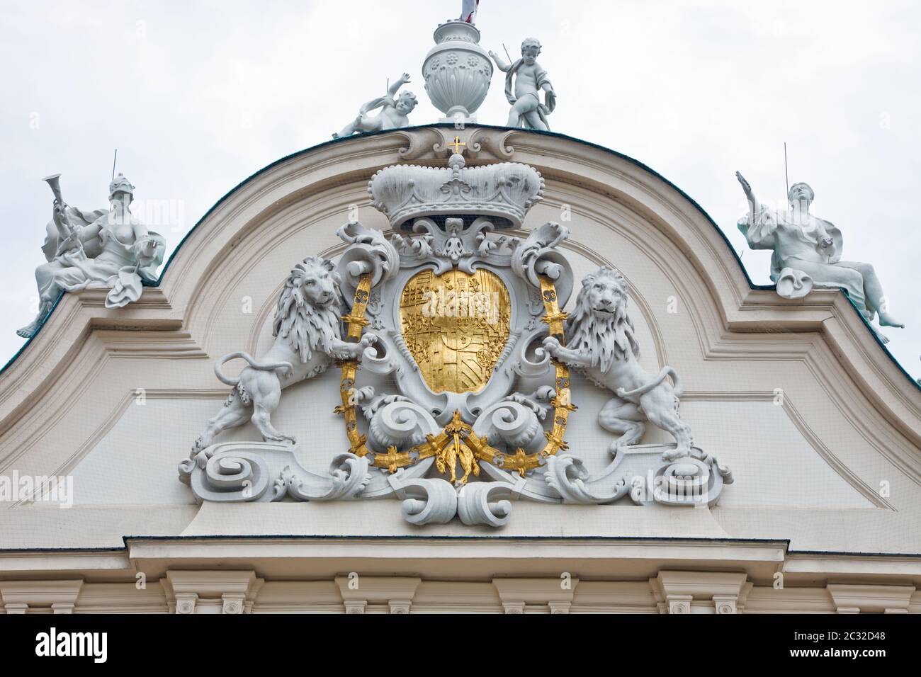 Skulpturen an der Fassade des Schlosses Beleder, Wien Stockfoto