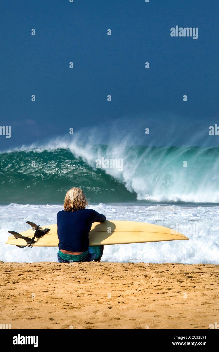 Surfer beobachtet die Wellen am Zicatela Beach, der berühmten 'Mexican Pipeline' in Puerto Escondido, Oaxaca, Mexiko. Stockfoto