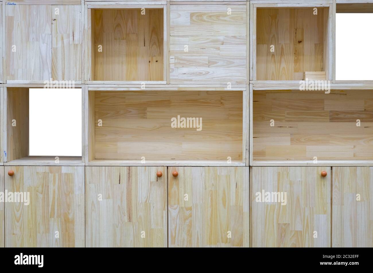 Nahaufnahme ein moderner Holzschrank und leere Box für Put-Objekt, isoliert auf weißem Hintergrund Stockfoto