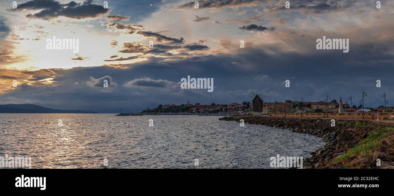 Nessebar, Bulgarien - 07.10.2019. Über die Altstadt von Nessebar, Bulgarien Dawn Stockfoto