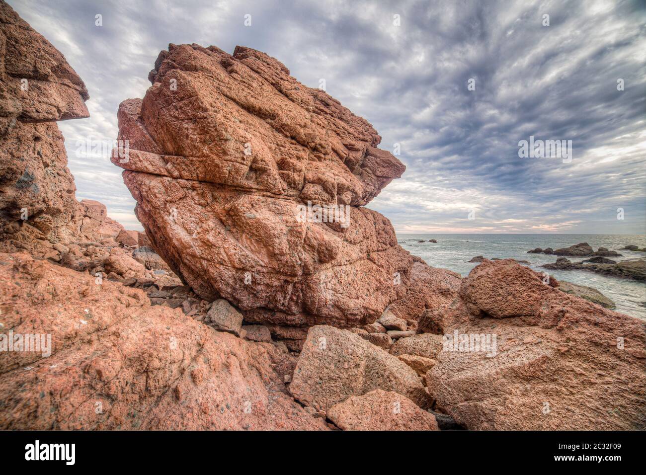 Rote Felsen in der Nähe von Las Tinajas, Barra de Piaxtla, Sinaloa, Mexiko. Stockfoto