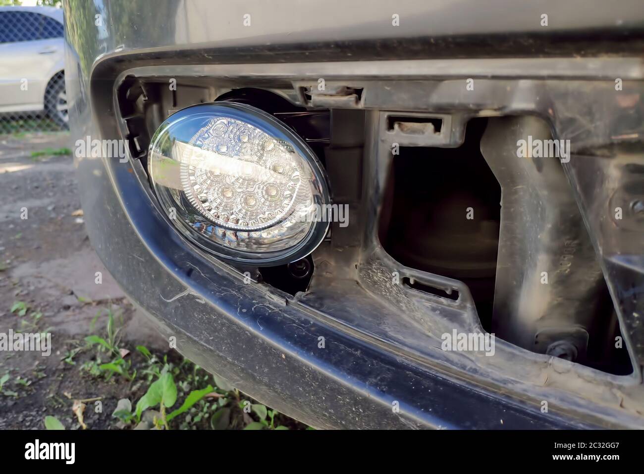 LED-Nebelscheinwerfer eines modernen Autos, Austausch und Reparatur. Weißes  Licht schlecht zum Fahren Stockfotografie - Alamy
