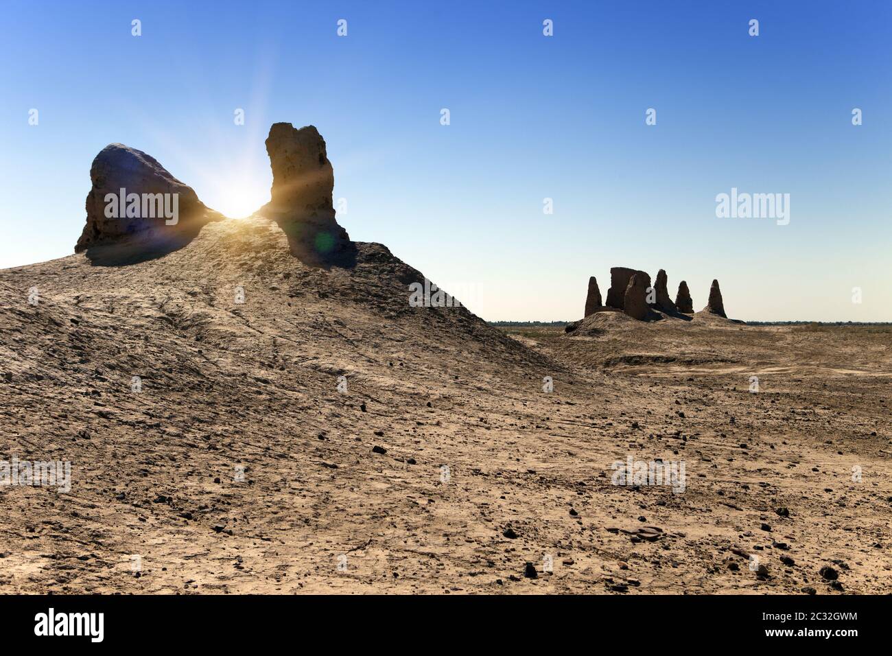 Sonne über Ruinen der antiken Festungen von Khorezm in der Wüste. Usbekistan Stockfoto