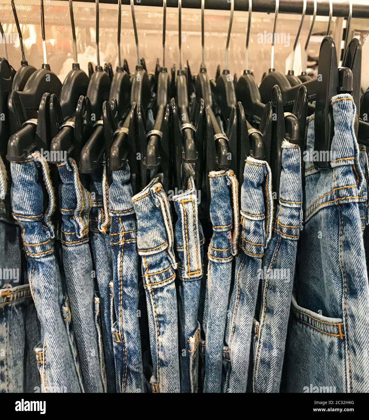 Verschiedene Arten von Jeans in einem nahe gelegenen Geschäft  Stockfotografie - Alamy
