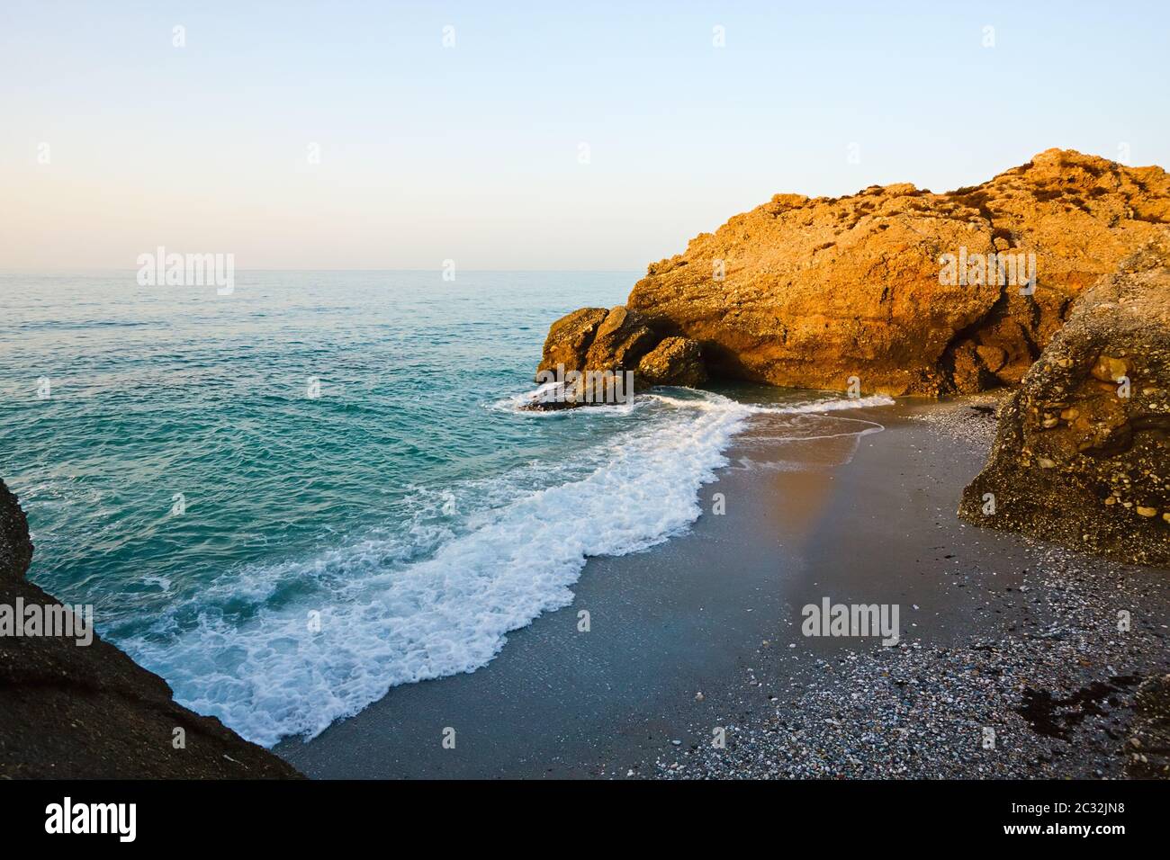 Strand an der Mittelmeerküste in Nerja Stockfoto