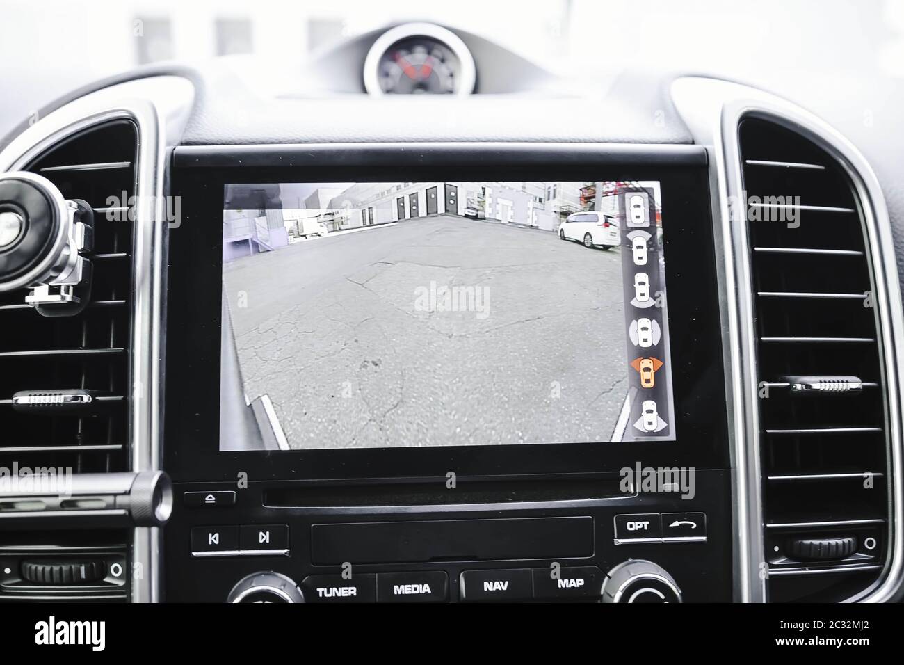 Arbeiten von Front-und Seitenkameras von Surround 360 Grad-View-System. Bildanzeige auf der Haupteinheit. Multimedia im Auto. Hilfe bei Optionen in Premium-Automobil Stockfoto