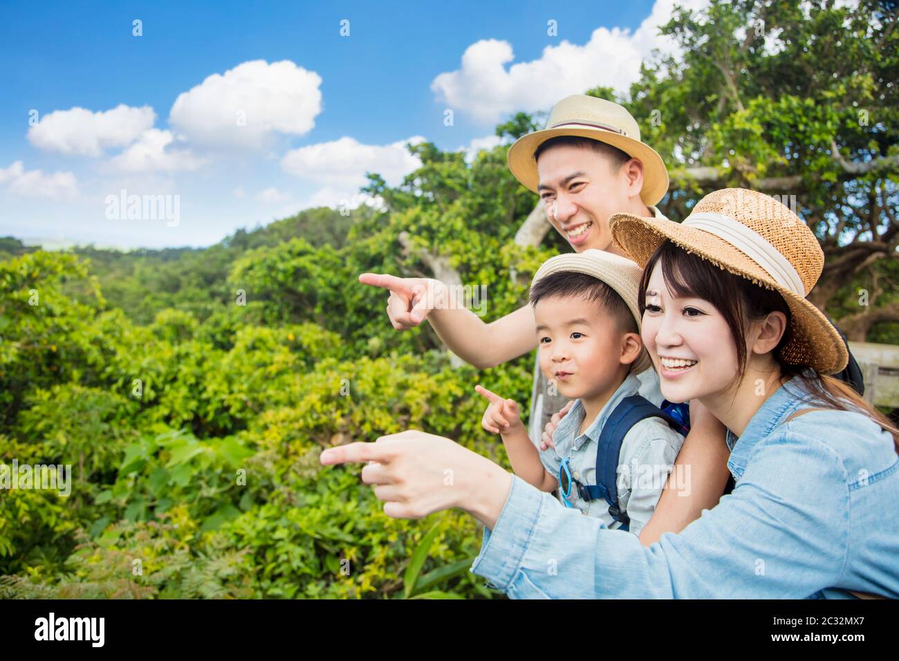 Glückliche Familie genießen Sie Sommerurlaub und Blick auf die Aussicht Stockfoto