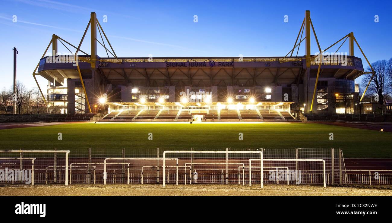 Stadion Rote Erde vor dem Signal Iduna Park von Borussia Dortmund am Abend, Dortmund Stockfoto
