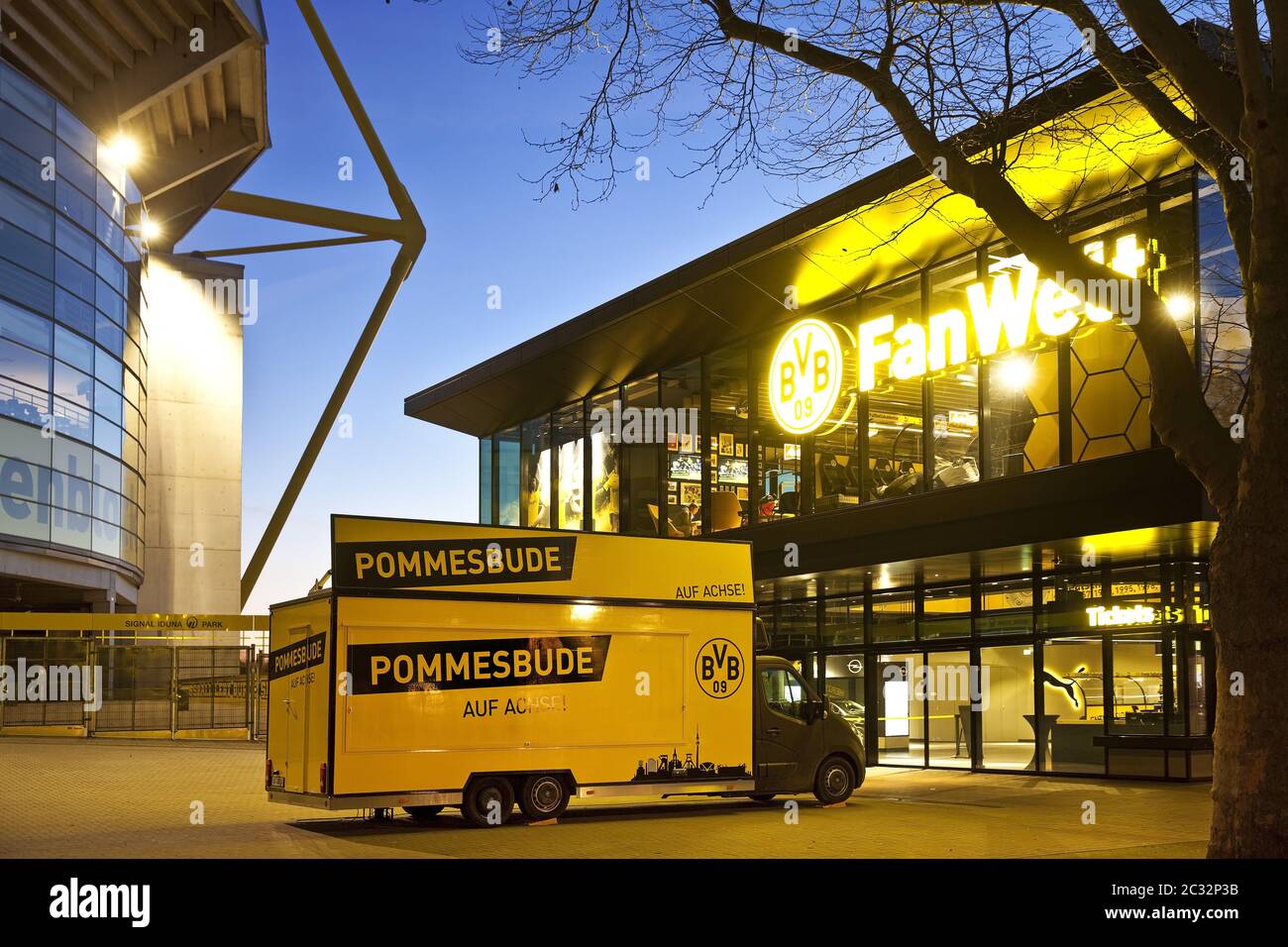 Borussia Dortmund Fanshop im Signal Iduna Park mit Pommesbude, Dortmund, Deutschland, Europa Stockfoto