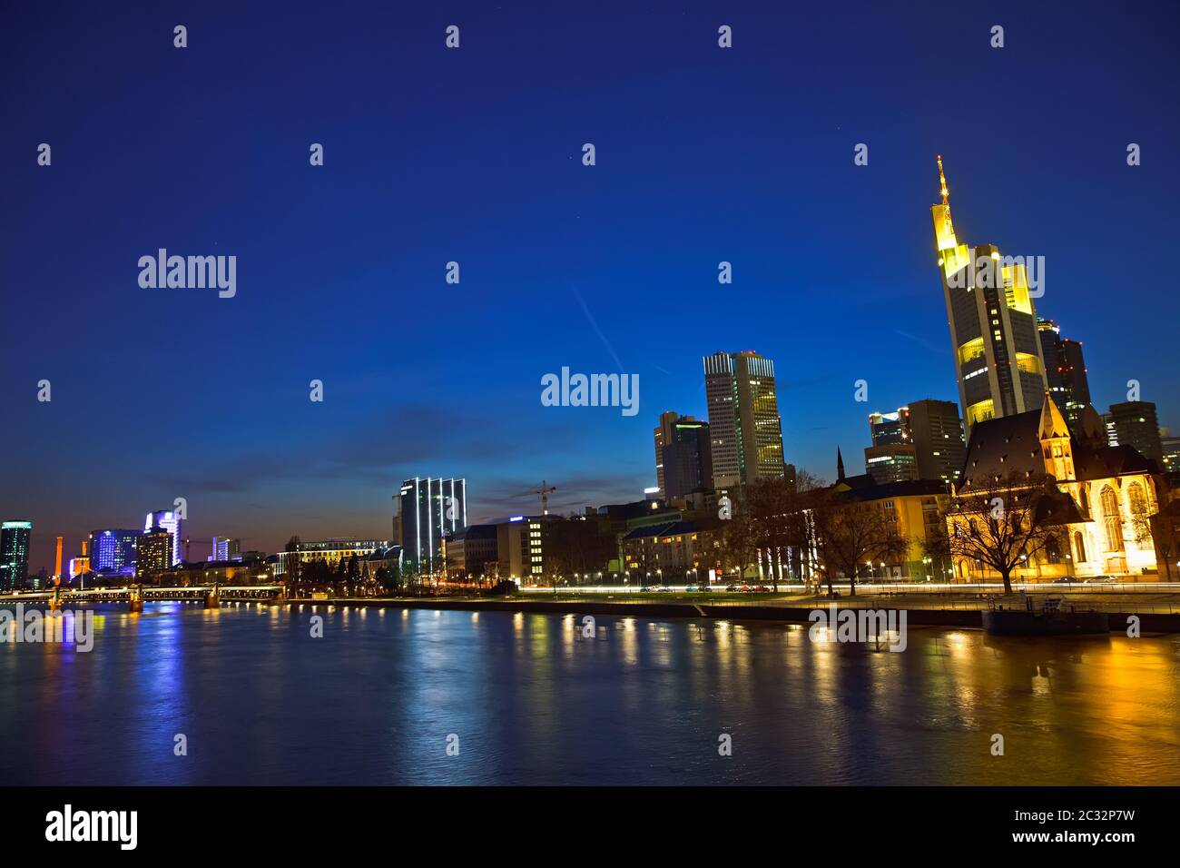 Frankfurt am Main in der Dämmerung Stockfoto