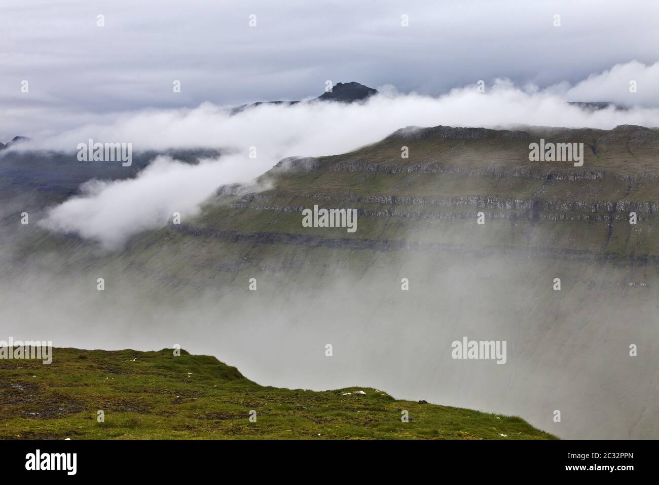 Nebel- und Nebelfelder in einer weiten Landschaft, Streymoy, Färöer, Føroyar, Dänemark, Europa Stockfoto