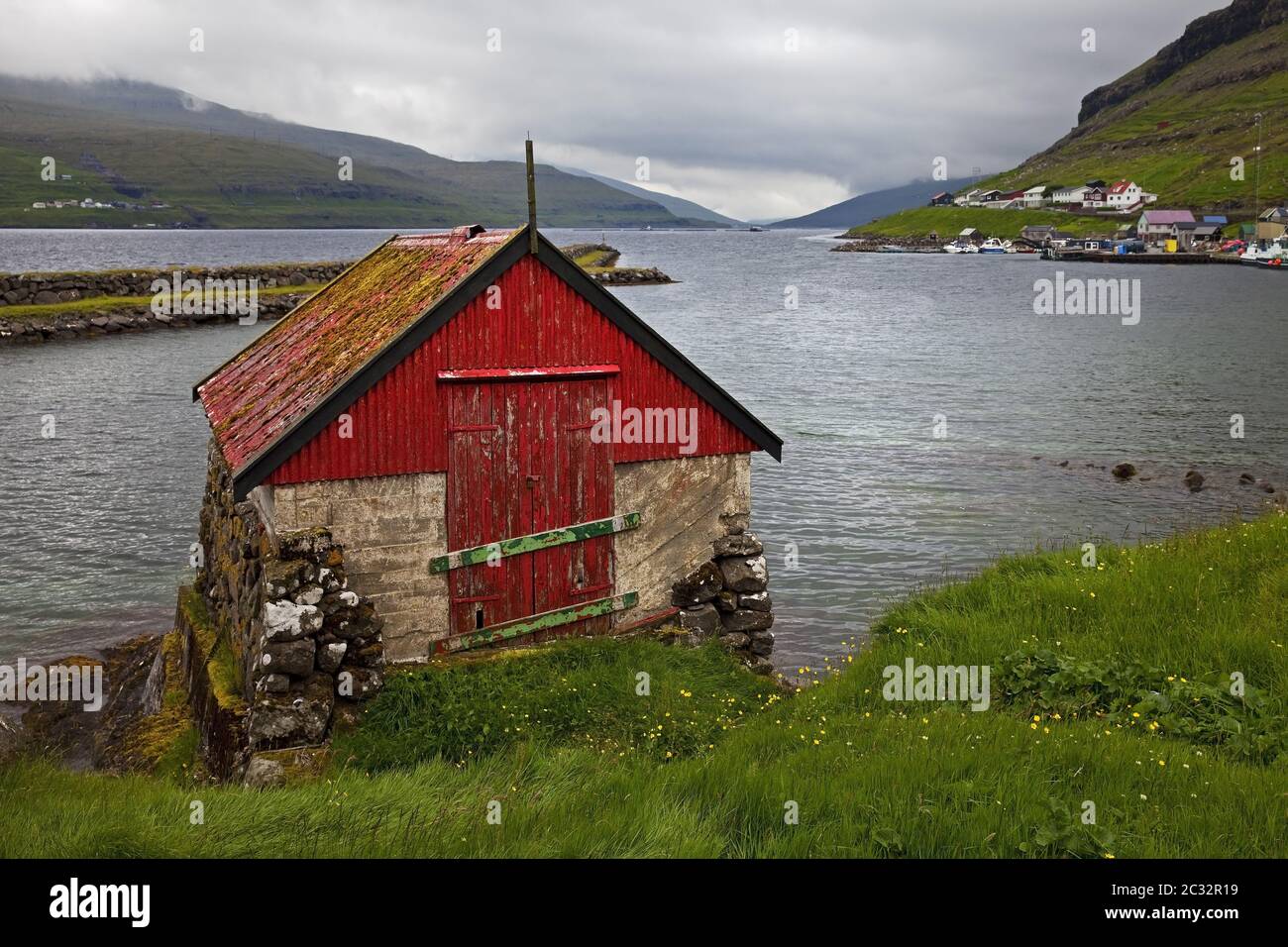 Kleines Fischerhaus am Atlantik in der Stadt Haldarsvik, Streymoy, Färöer, Dänemark Stockfoto