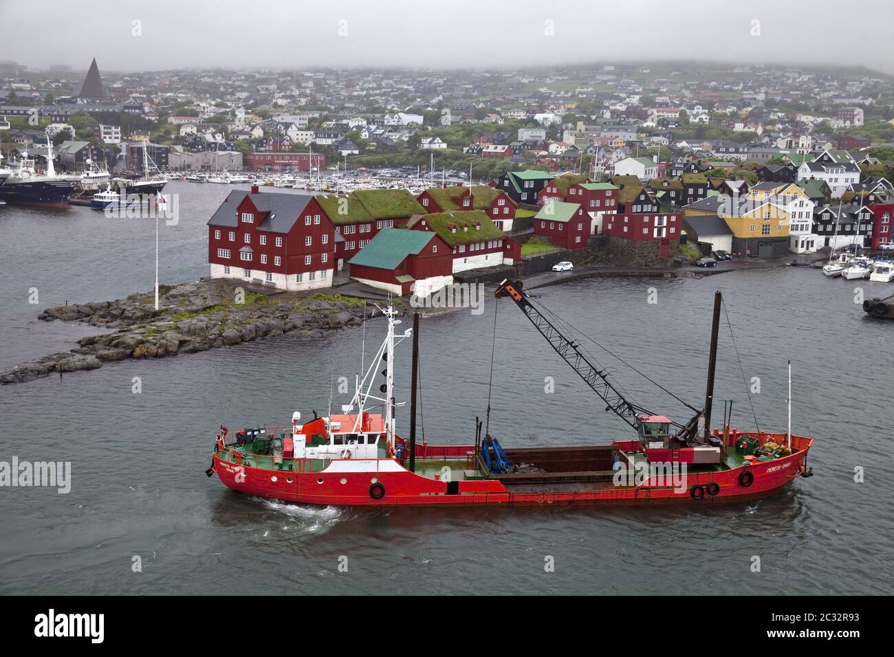 Ein Schiff fährt in den Hafen der Hauptstadt, Thórshavn, Streymoy, Färöer, Føroyar, Dänemark, Europa Stockfoto