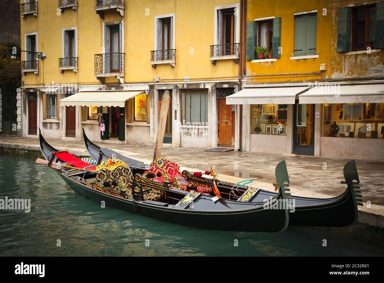 Traditionelle Gondeln in Venedig Stockfoto