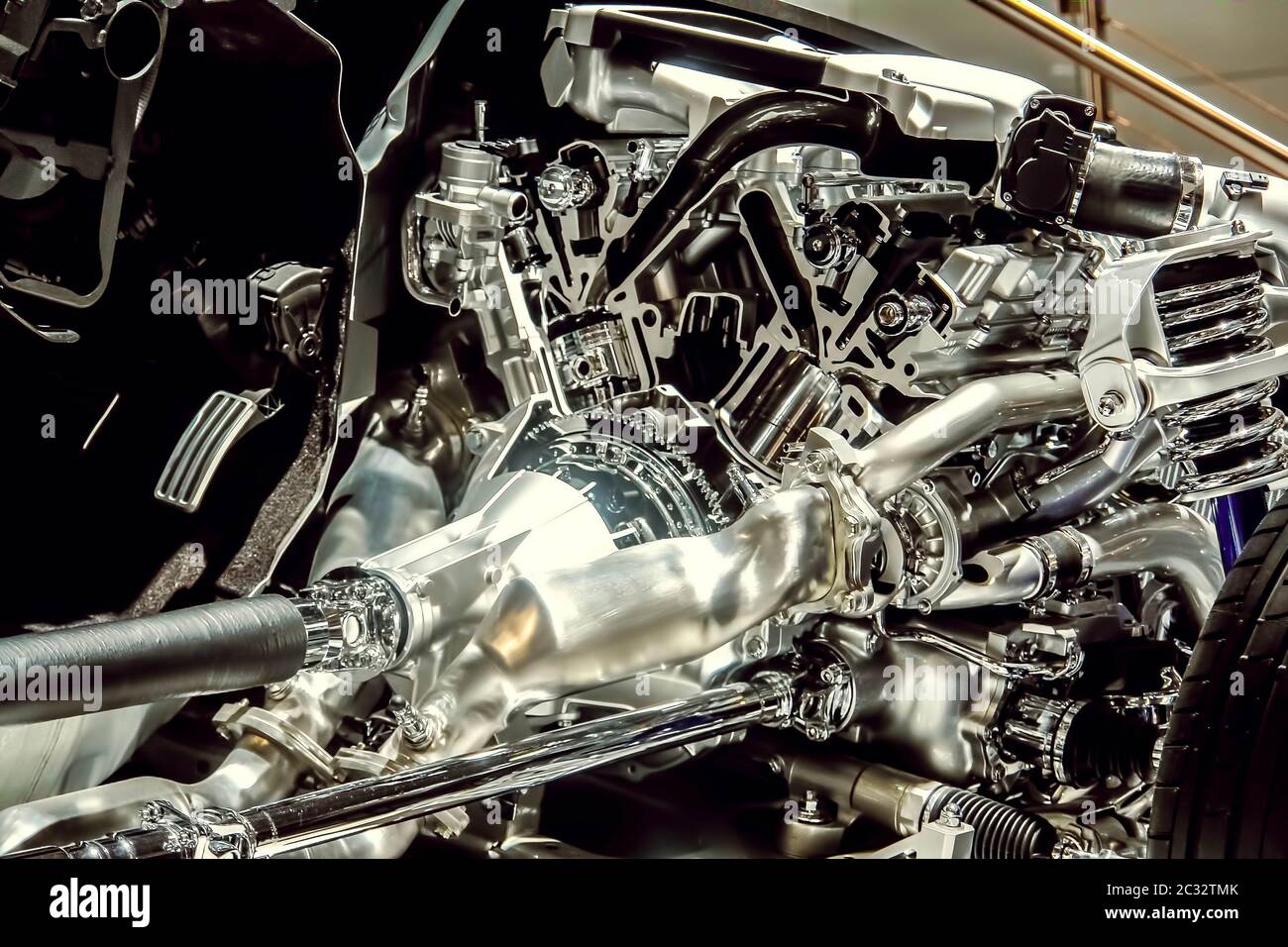 Nahaufnahme des Motors in Abschnitt. Getriebe und Kardanwelle an der Hinterachse, Federung Stockfoto