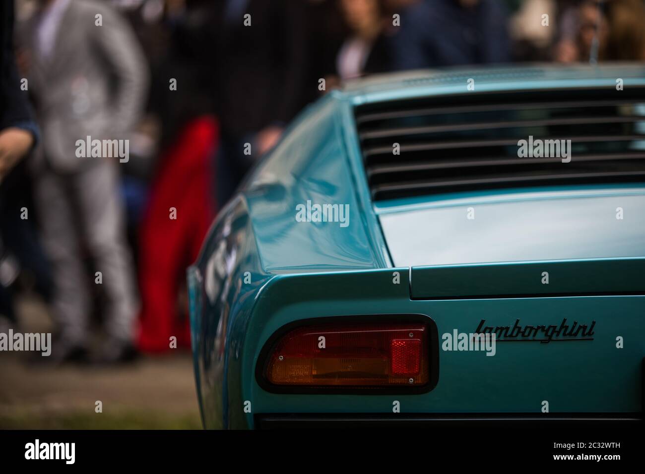 Cernobbio, Italien - 26. Mai 2019: Illustrierende redaktionelle Nahaufnahme des Lamborghini Miura-Logos auf einem Auto, in Cernobbio, Italien. Lamborghini ist ein lu Stockfoto