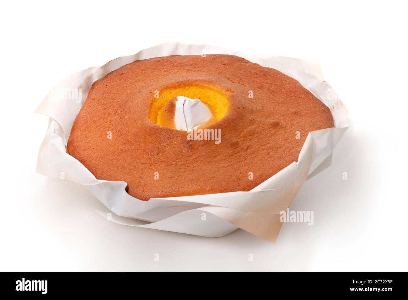 Pao de Lo de Ovar, ein typischer Kuchen Portugals, isoliert auf weißem Hintergrund. Stockfoto