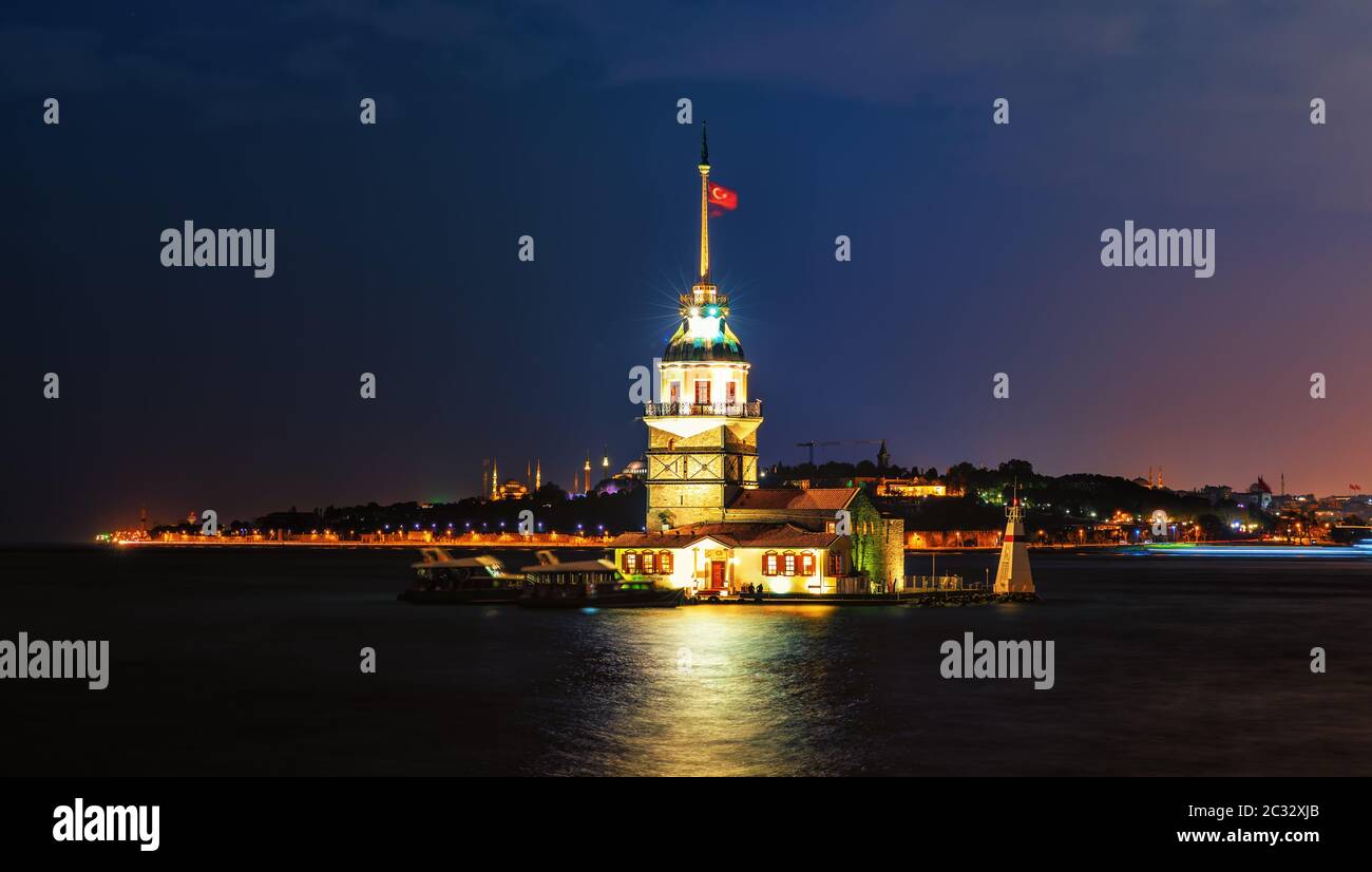 Die berühmten Maiden Tower in Istanbul, Nacht leuchtet. Stockfoto