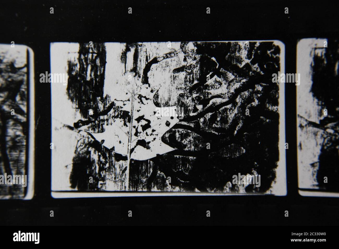 Feine 70er Jahre Vintage Kontaktdruck schwarz-weiß extreme Fotografie des reinen Denkens transzendiert in Abstraktion. Stockfoto
