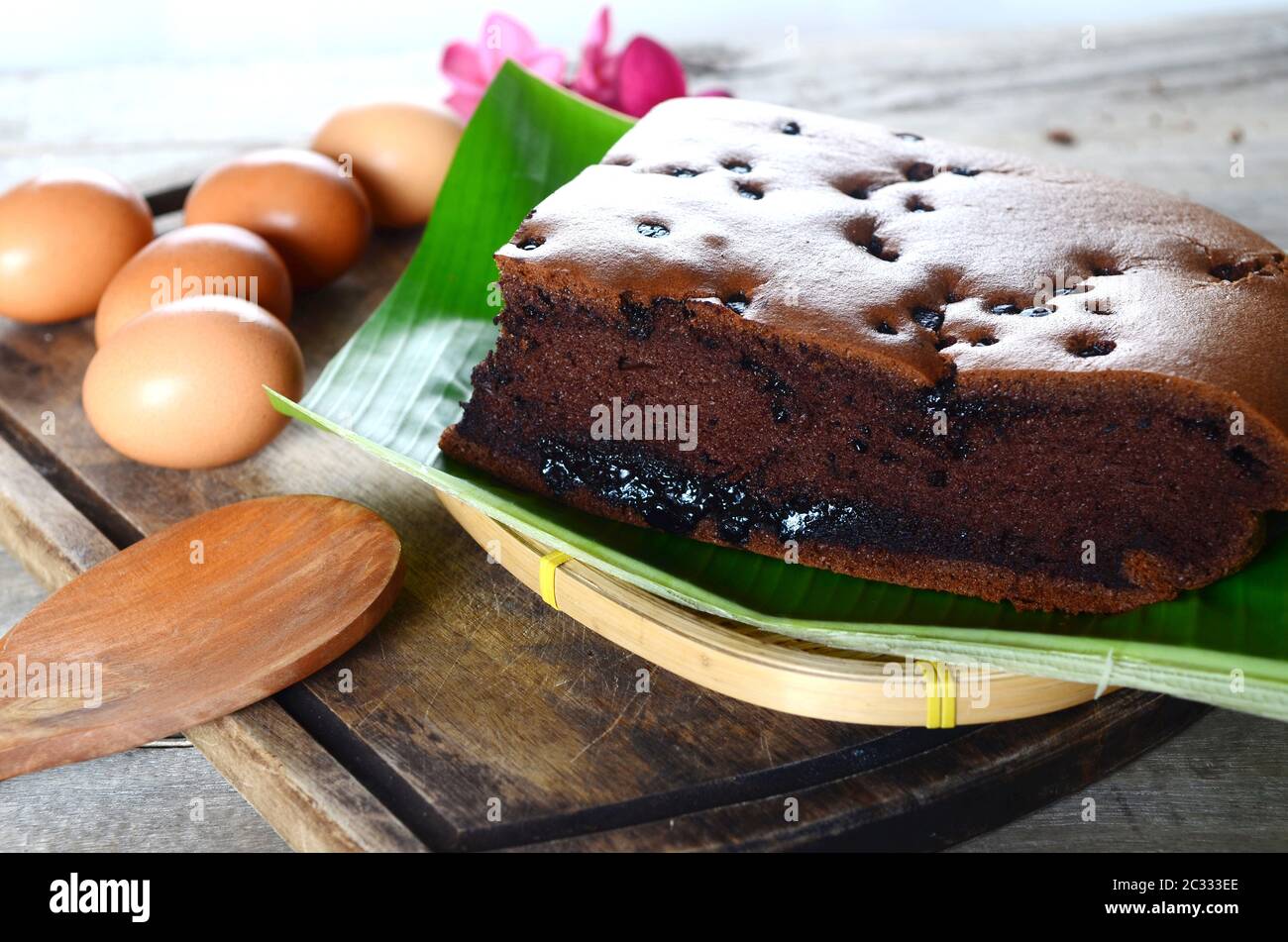 Taiwanesische Schokoladenkuchen mit Bananenblatt auf Holzbrett Stockfoto