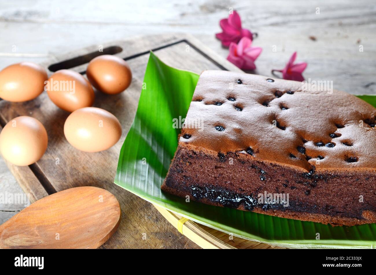 Taiwanesische Schokoladenkuchen mit Bananenblatt auf Holzbrett Stockfoto